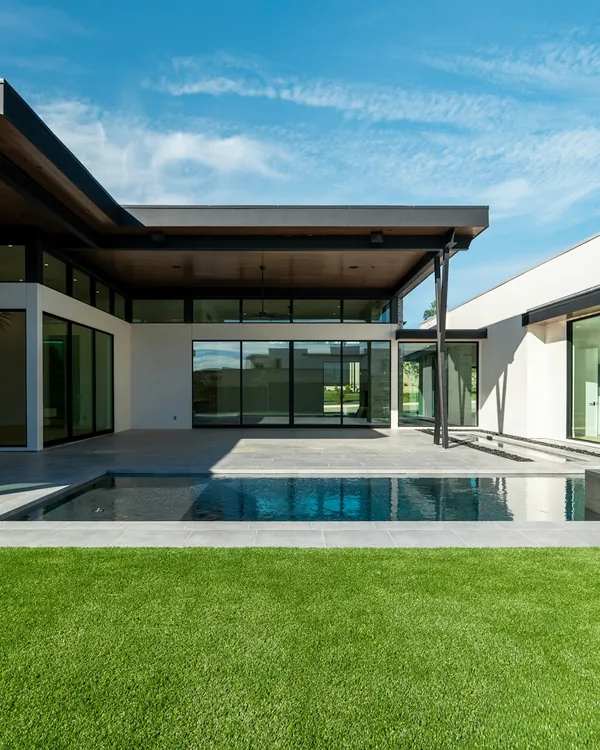 Casa moderna con piscina e un prato verde appena posato