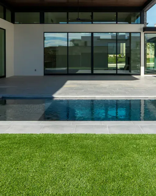 Casa moderna con piscina e prato verde